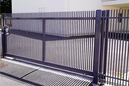 aluminum fence in port st lucie concrete driveway